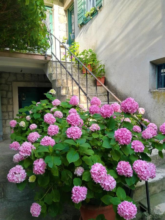 Dida Roko, Rustikalni S Terasom * Kaštela